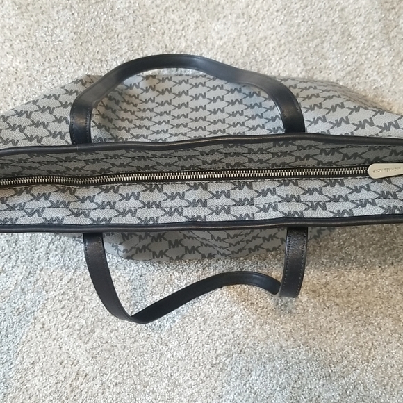 Michael Kors Tote Bag - Picture 4 of 7